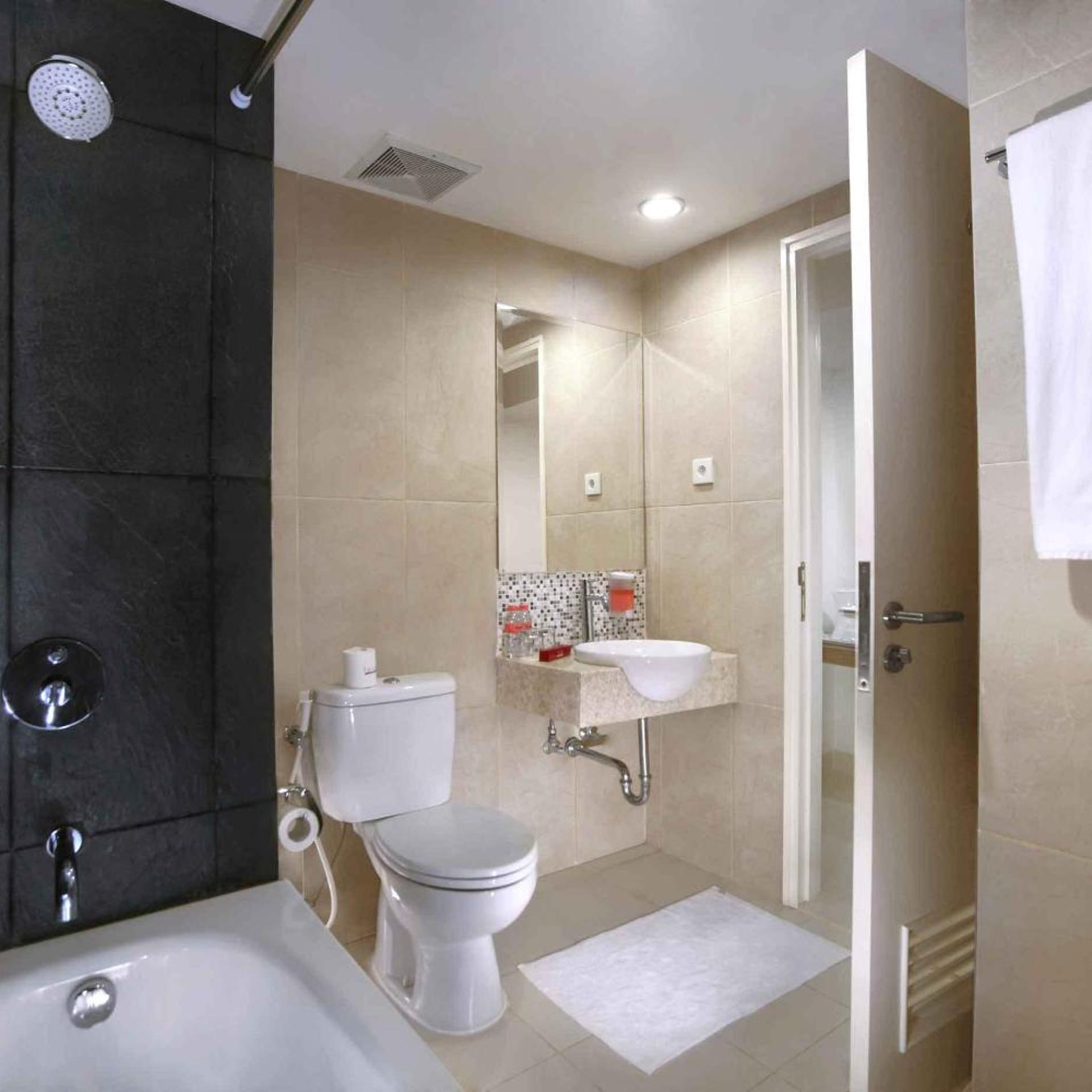 Premier, King Bed, favehotel PGC Cililitan 4/6