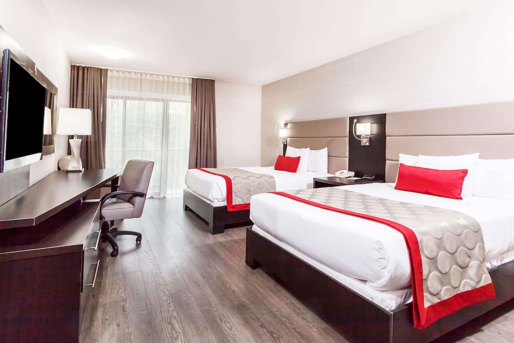 DELUXE, 2 DOUBLE BEDS, WATER FRONT, PET FRIENDLY