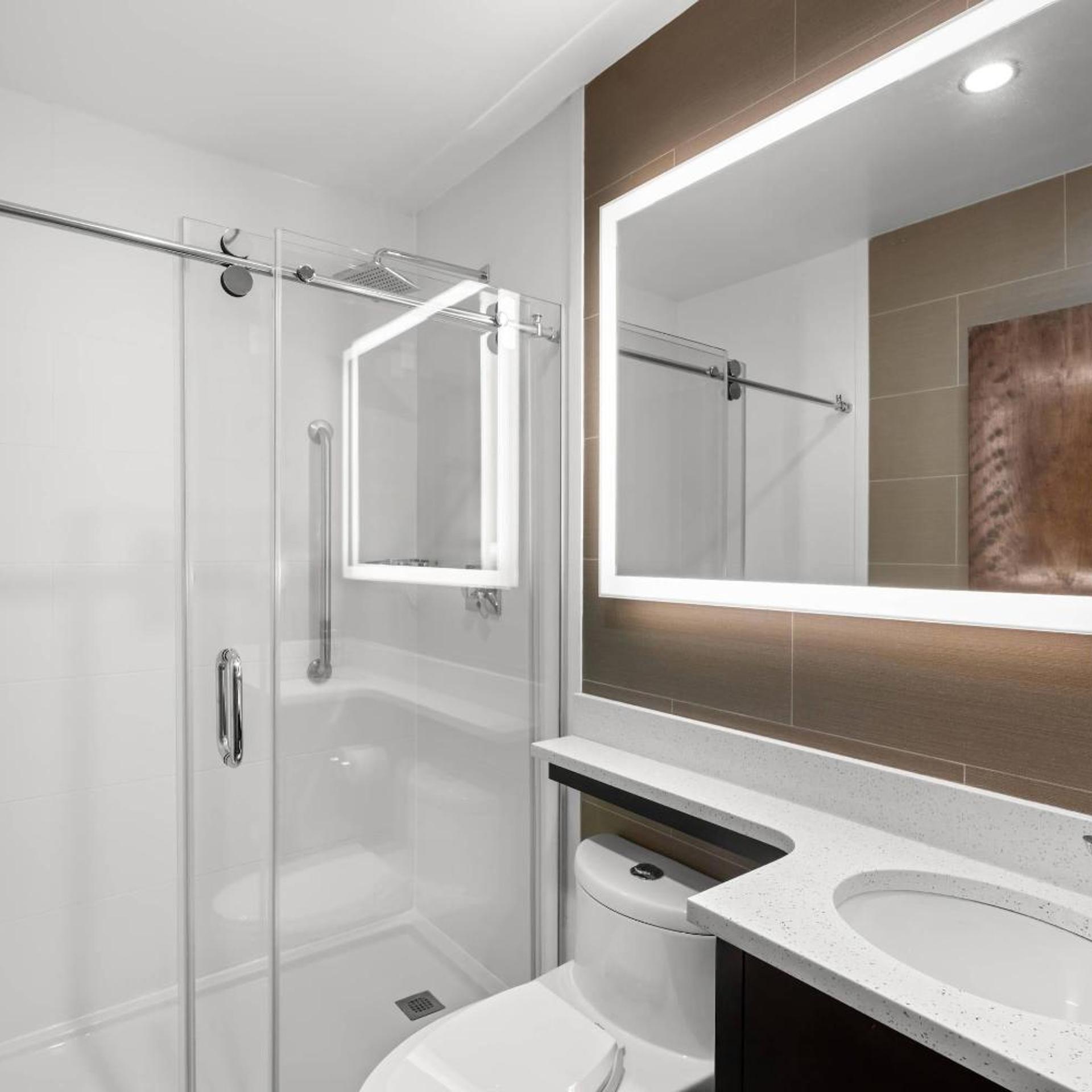 Efficiency, Queen Bed, Accessible