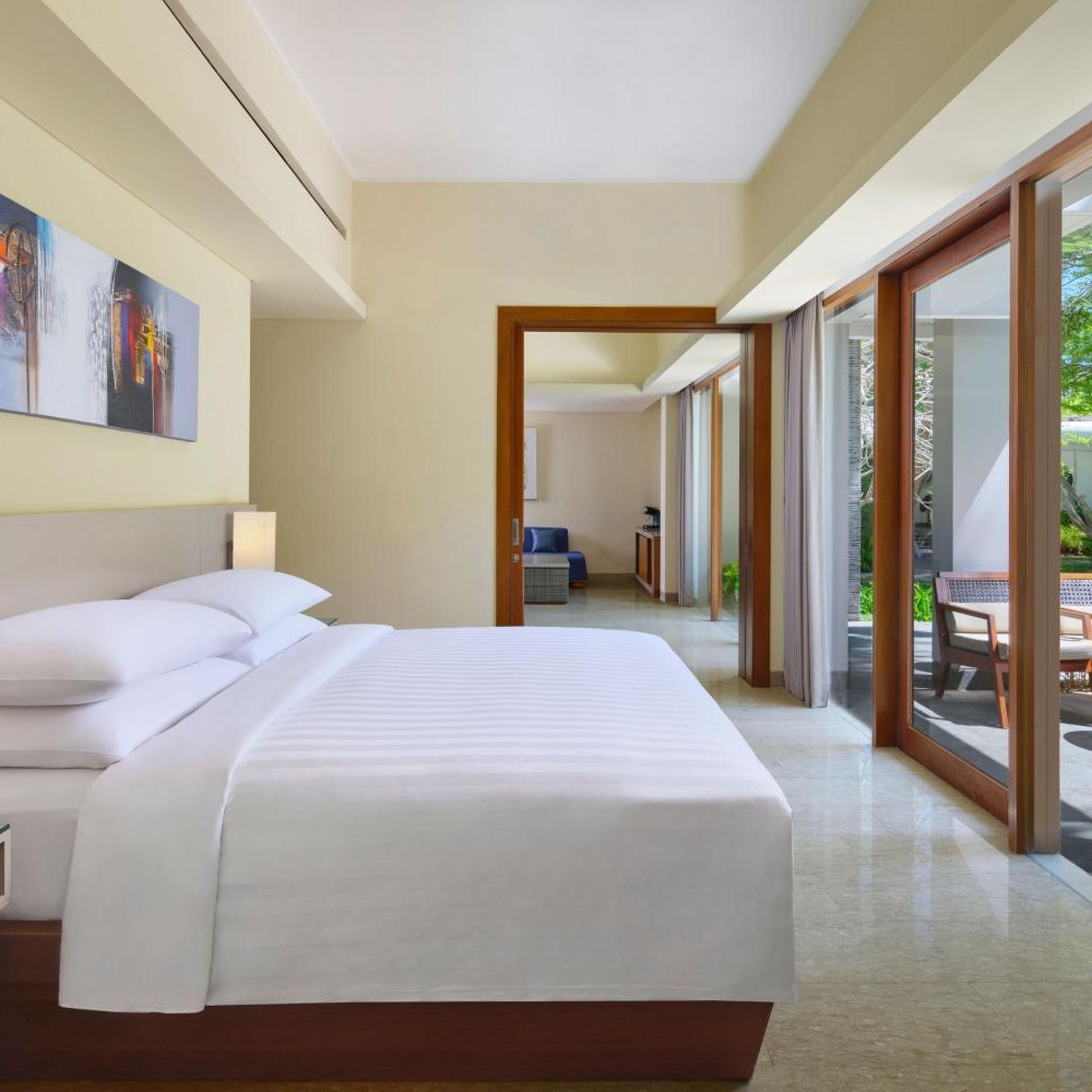1 Bedroom, Suite, King Bed, Pool View, Balcony