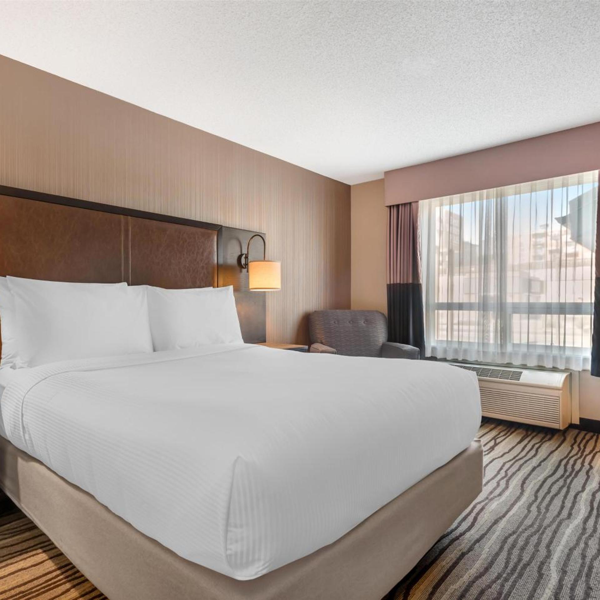 Room, Queen Bed, Bathtub, Accessible