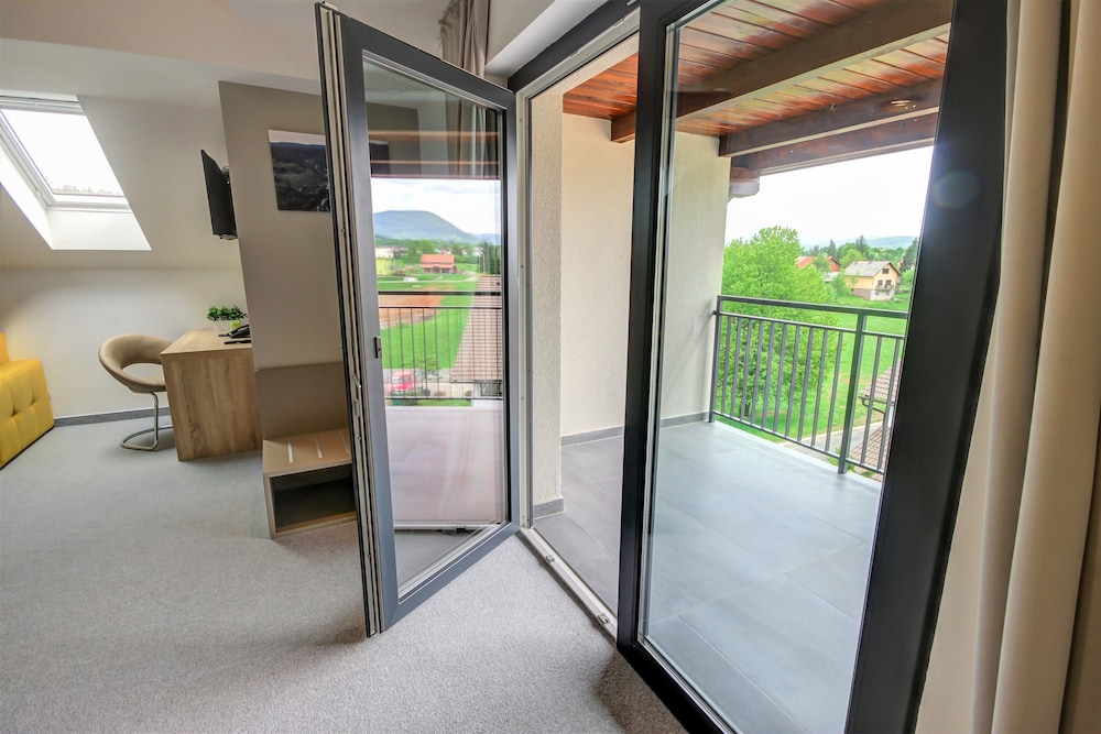 16 Lakes Hotel 42/68