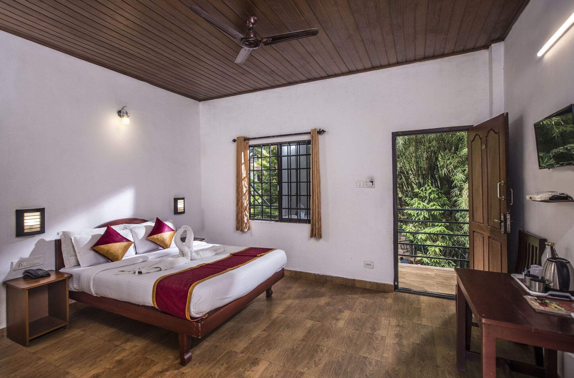DELUXE, DOUBLE BED