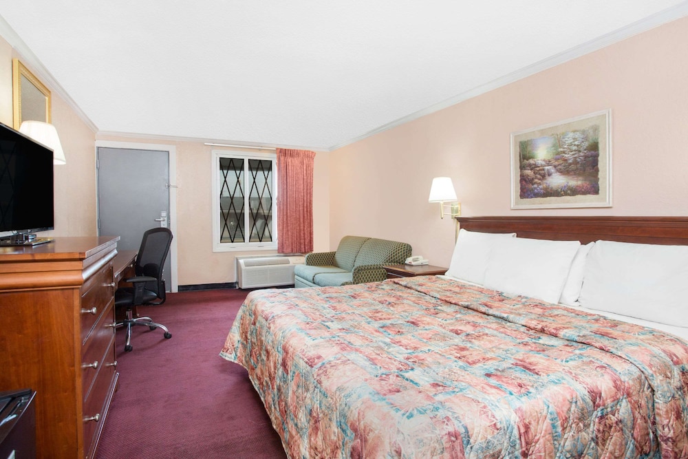 ROOM, KING BED
