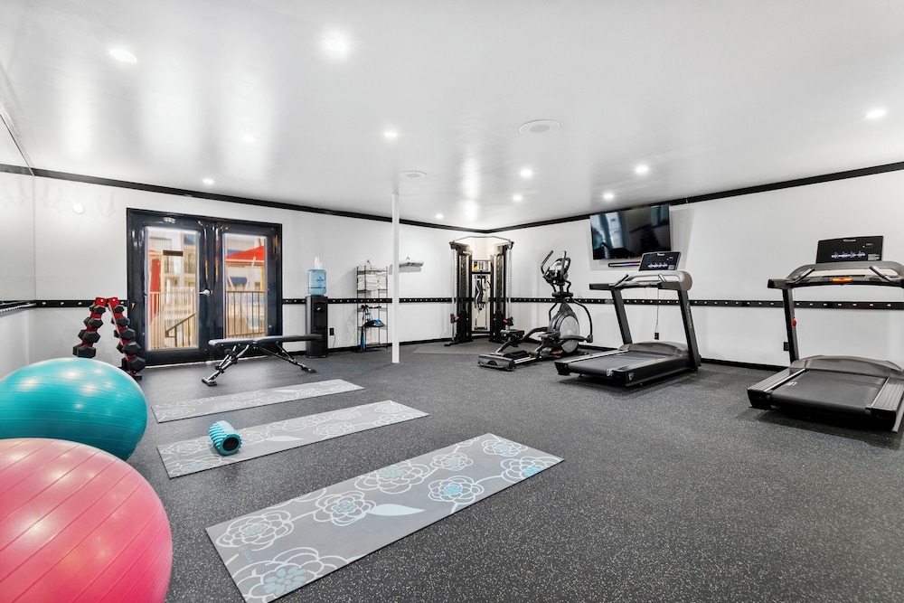 Serene Vegas Boutique Hotel 24/50