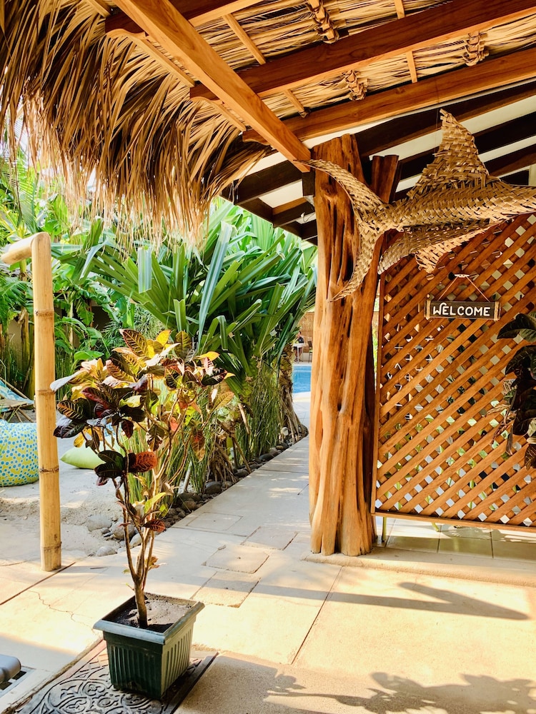 Ten North Tamarindo Beach Hotel 65/70