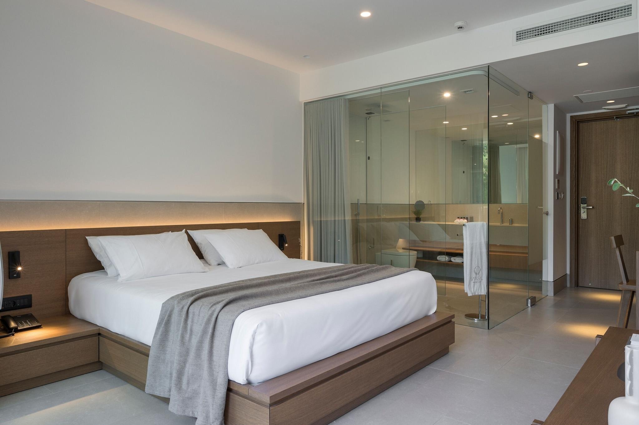 DELUXE, DOUBLE BED, SIDE SEA VIEW