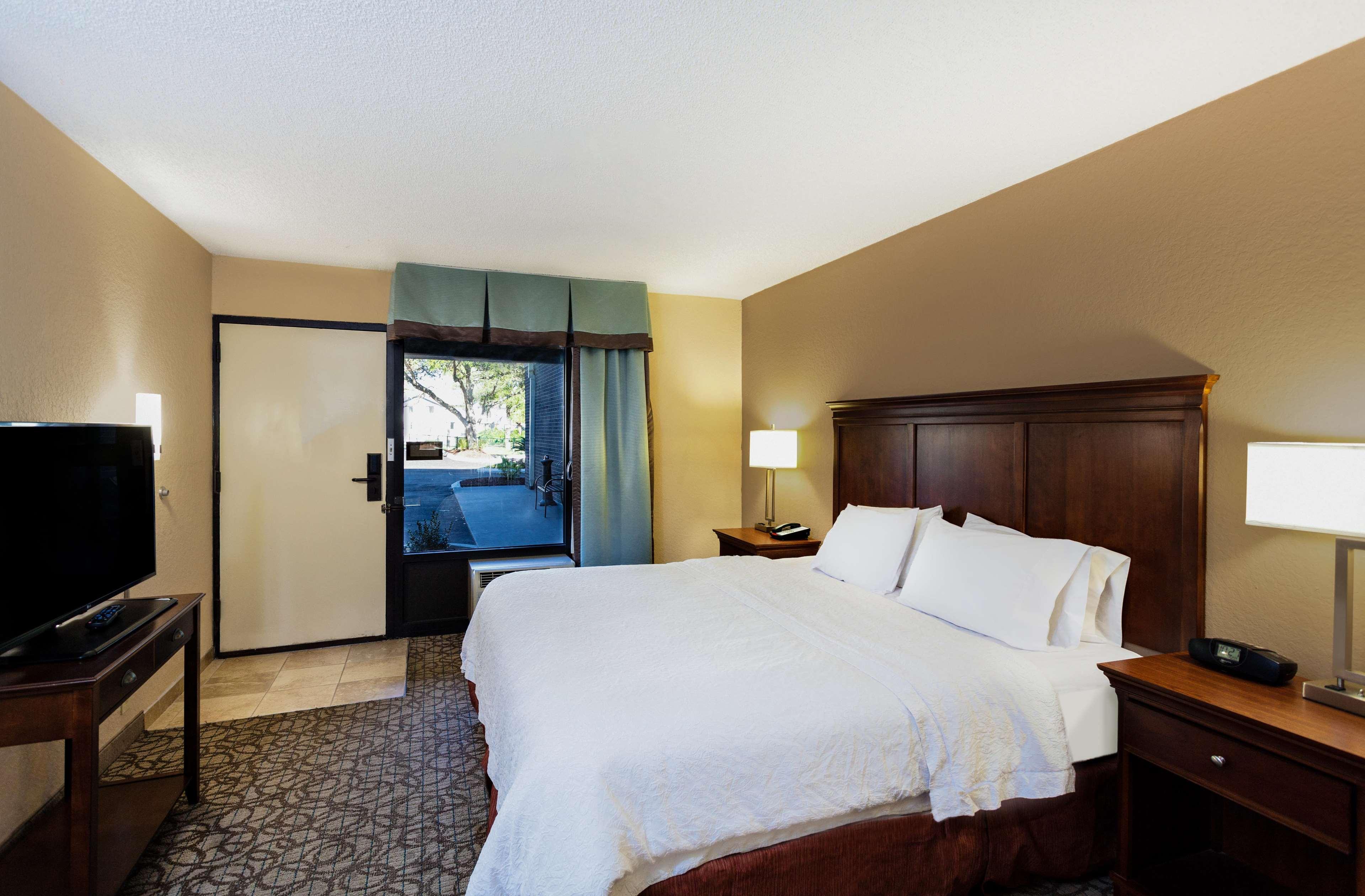 1 BEDROOM, SUITE, KING BED, EXTERIOR ENTRANCE