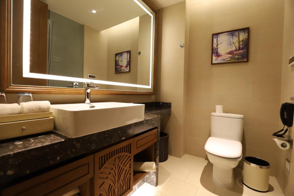 1 Bedroom, Swiss, Suite, King Bed, Mountain View, Swissotel Resort Changbaishan 7/8