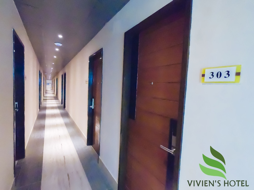 Vivien's Hotel 37/51