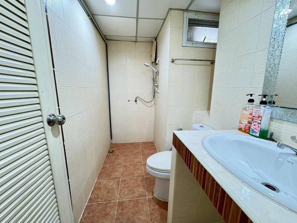 Capital O 411 Grandview Condo 15 55/58