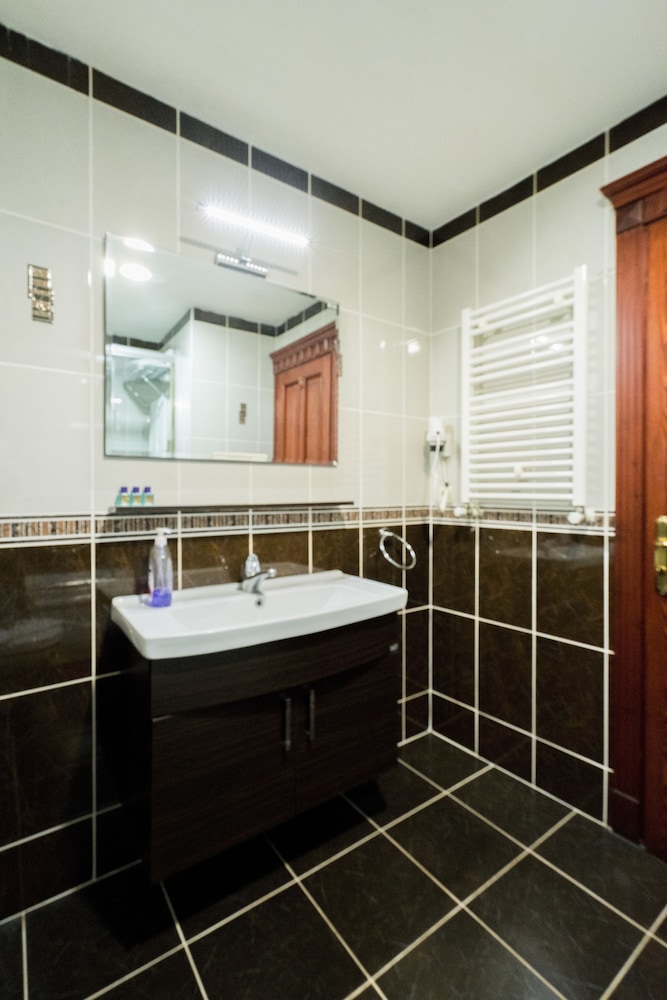 Atam Suites Apart 44/50