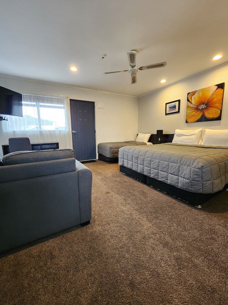 Aquarius Motor Inn 26/64