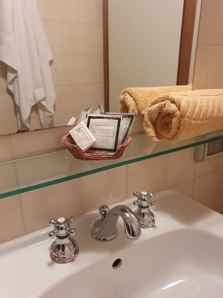ROOM, SINGLE