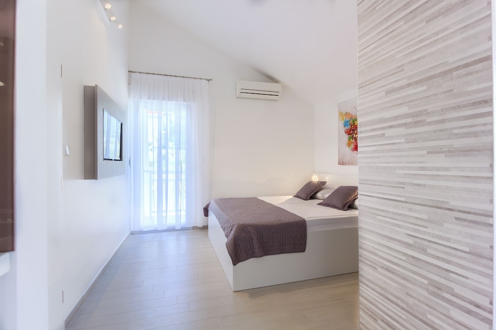 Stipe Aparthotel 30/81