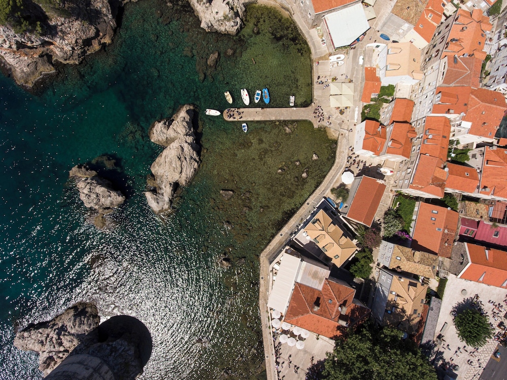 Sea Rocks Residence 24/40