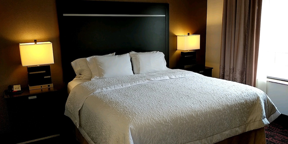 Hampton Inn and Suites Tulsa Hills 10/37