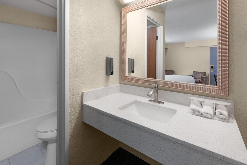 Days Inn by Wyndham Mackinaw City/Bridgeview Area 57/61