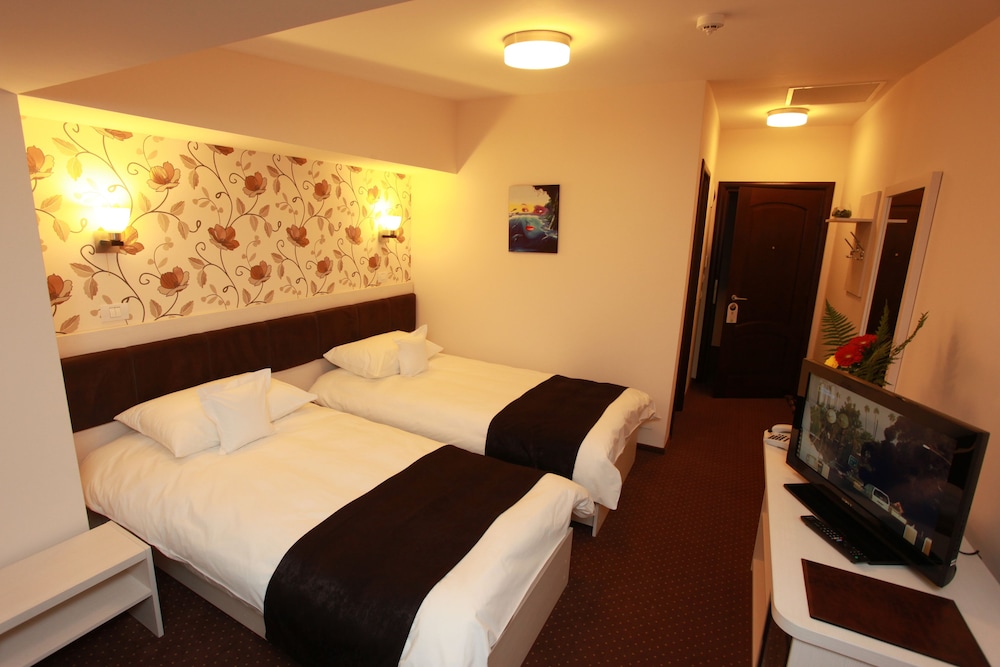 West Plaza Hotel 12/39