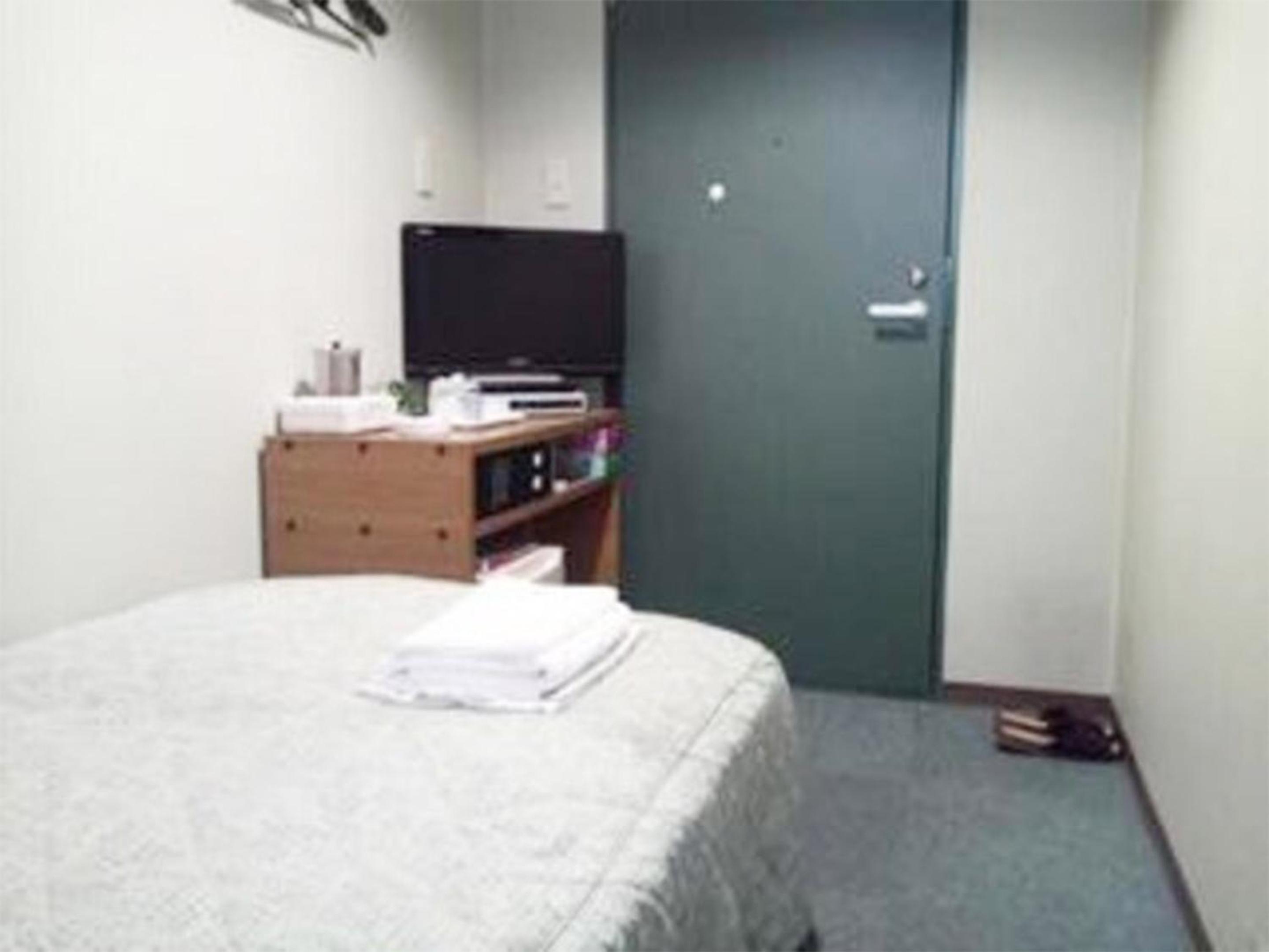 ROOM, SINGLE, SMOKING