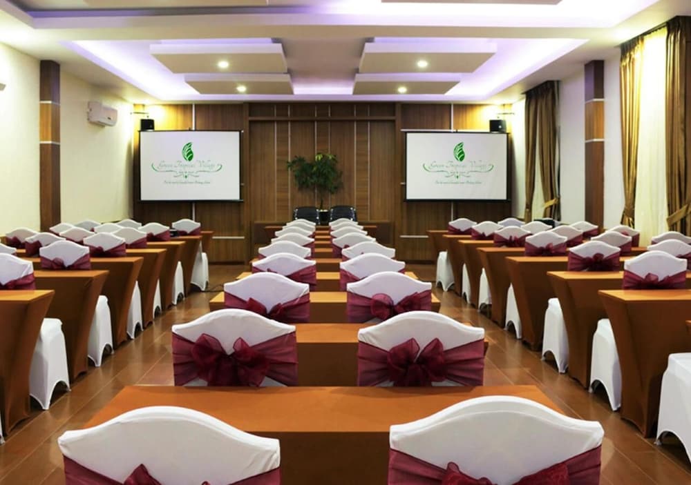 Green Tropical Village Hotel Resort 55/61