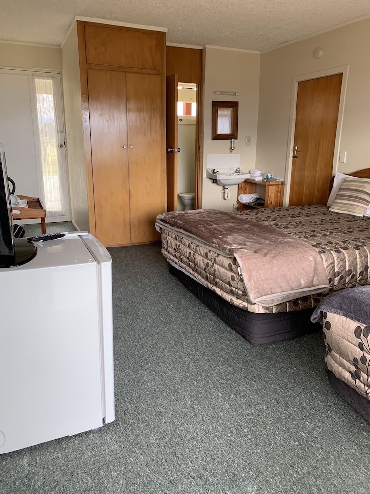 MANAPOURI LAKEVIEW MOTOR INN 22/69