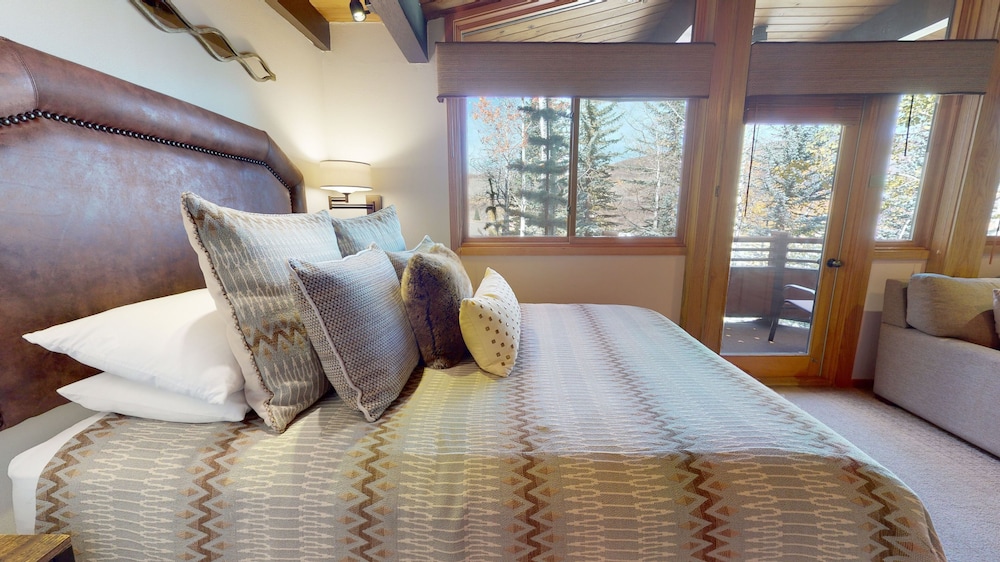 Laurelwood A Destination Residence 60/76