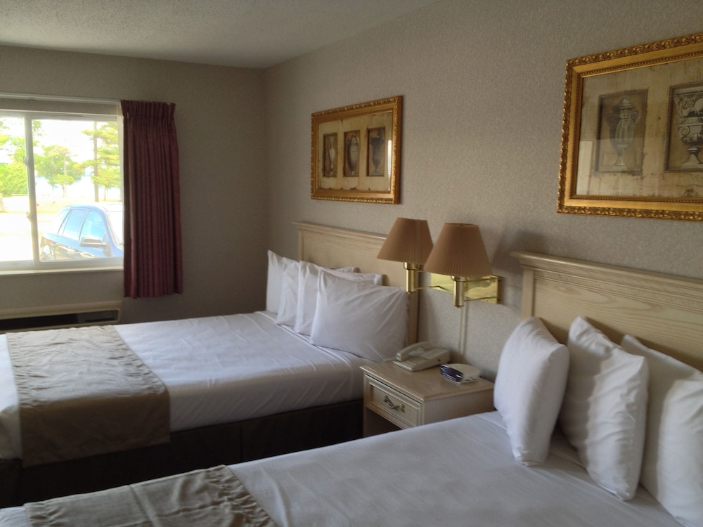 DELUXE, 2 QUEEN BEDS, BRIDGE OR LAKE VIEW