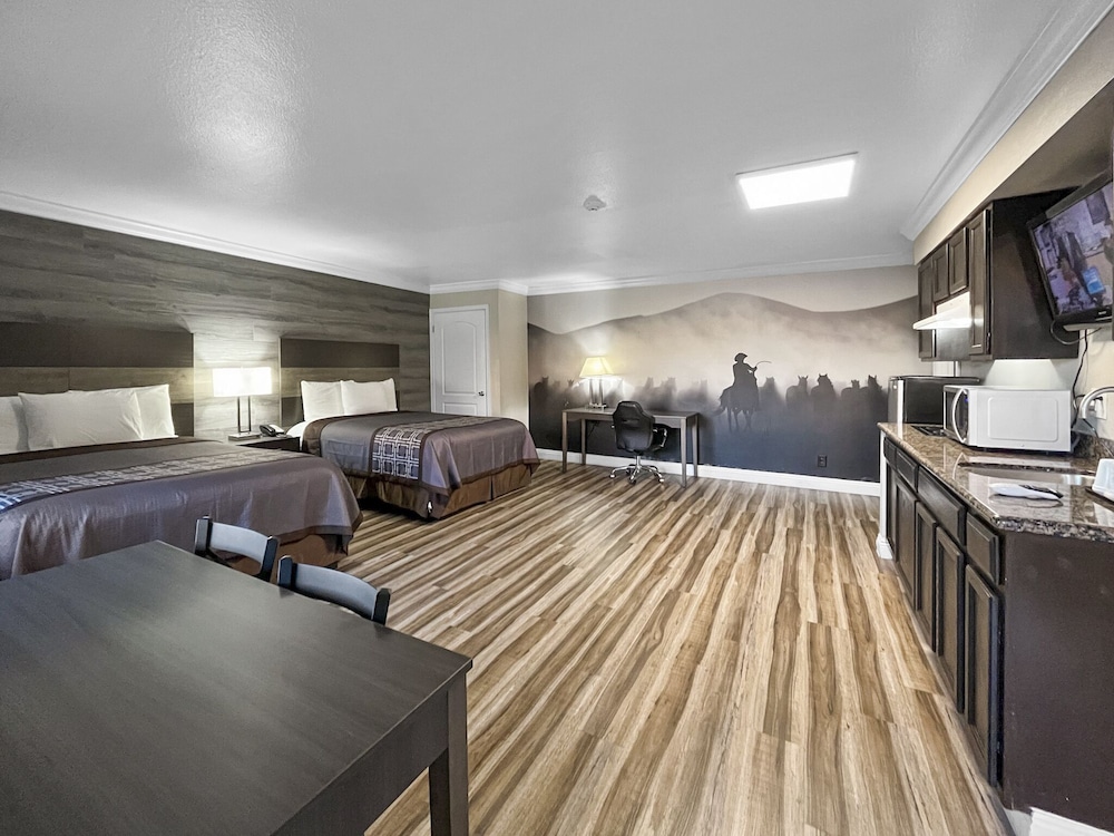 Rodeo Lodge (ex Americas Best Value Inn and Suites-Clovis/Fresno) 27/59