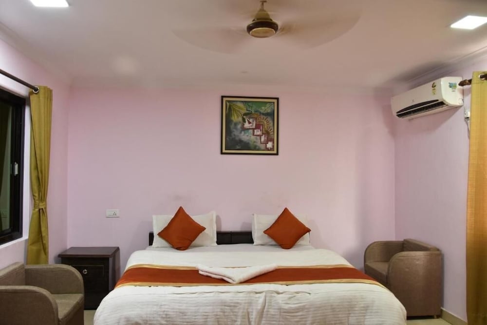 Hotel Sarweshwary 13/47