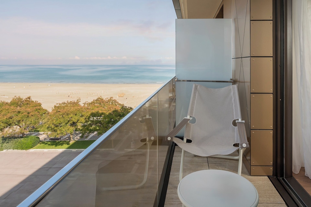 غرفة ديلوكس بسرير كينج بشرفة بإطلالة جزئية على البحر، The Promenade Luxury Wellness Hotel 8/9