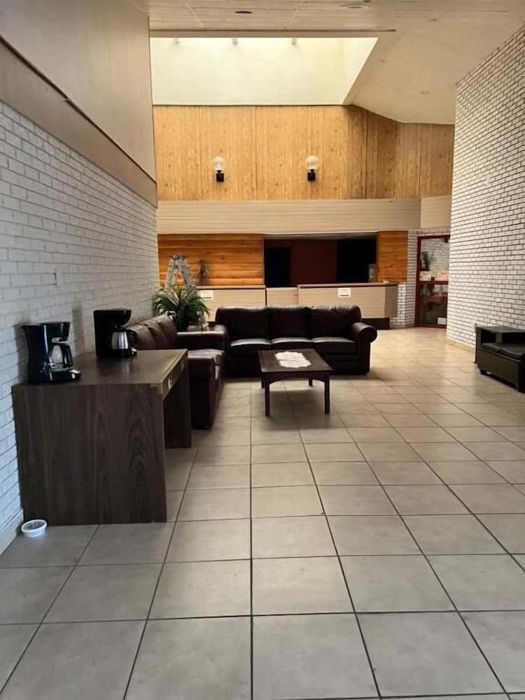 Lively Inn & Suites 8/61