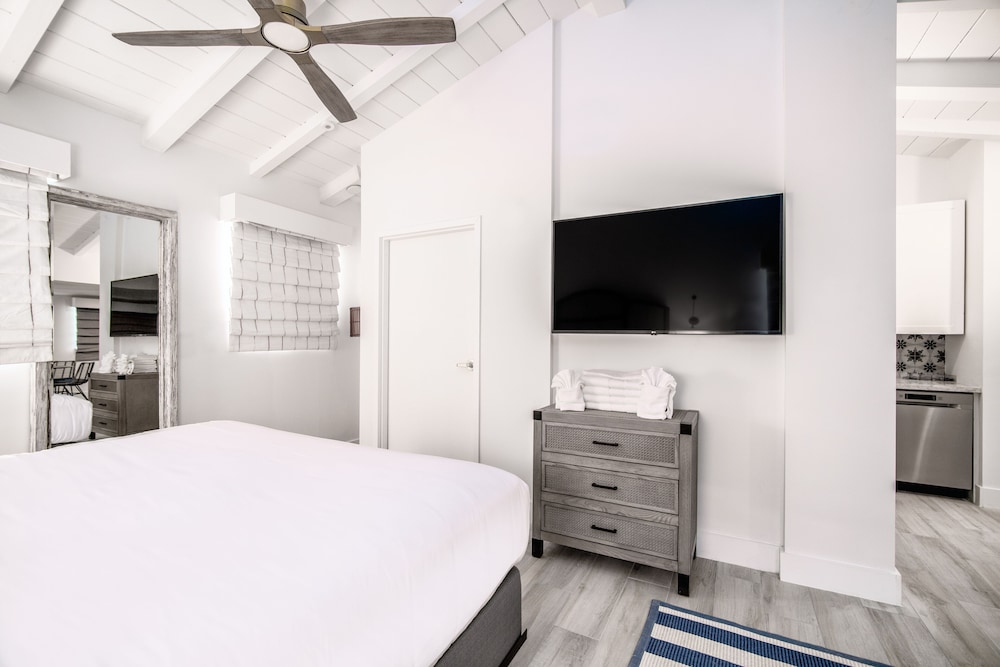 Efficiency, Villa, King Bed, Accessible