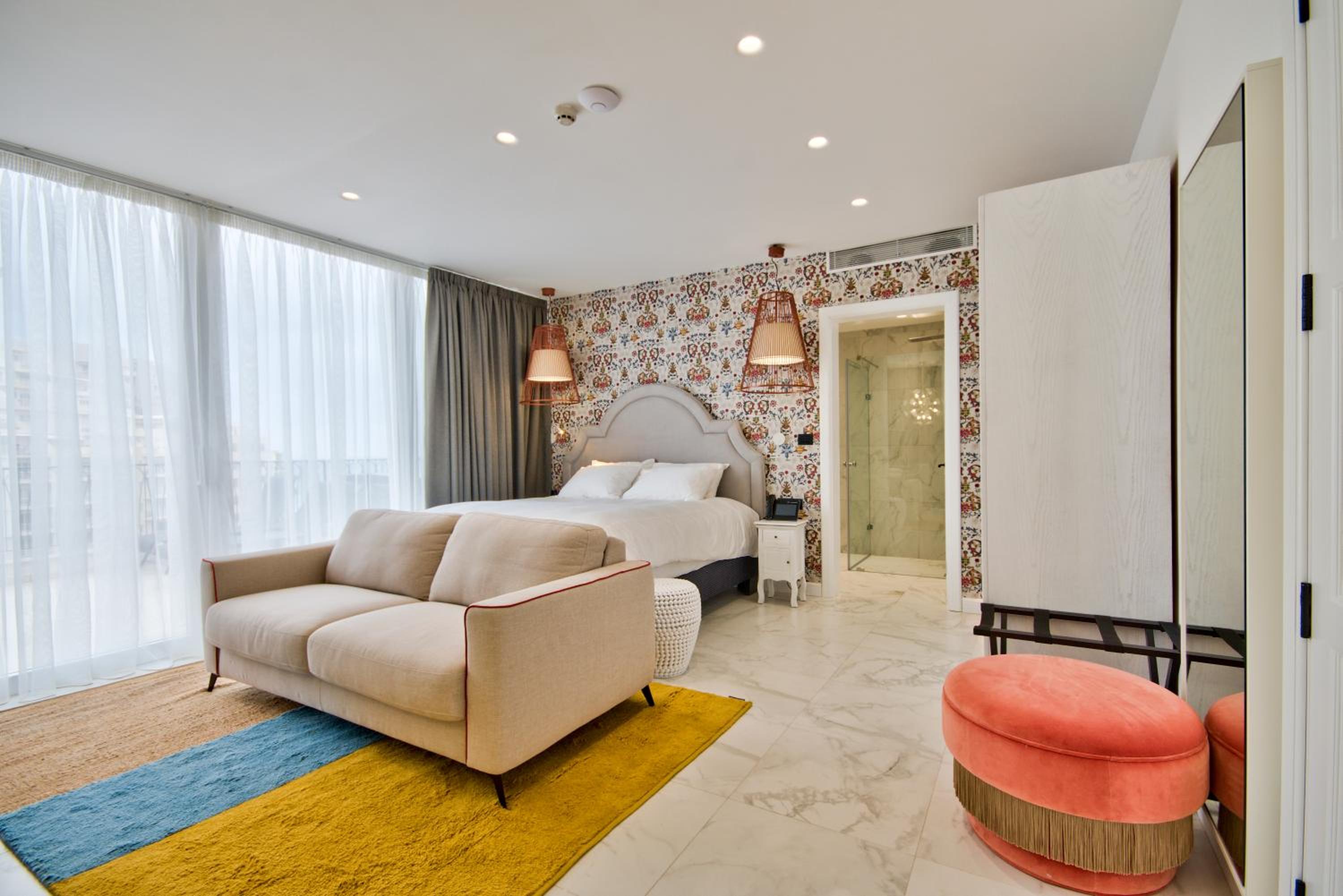 Executive, Suite, Queen Bed, Outdoor Jetted Tub, Sofa, Kitchenette