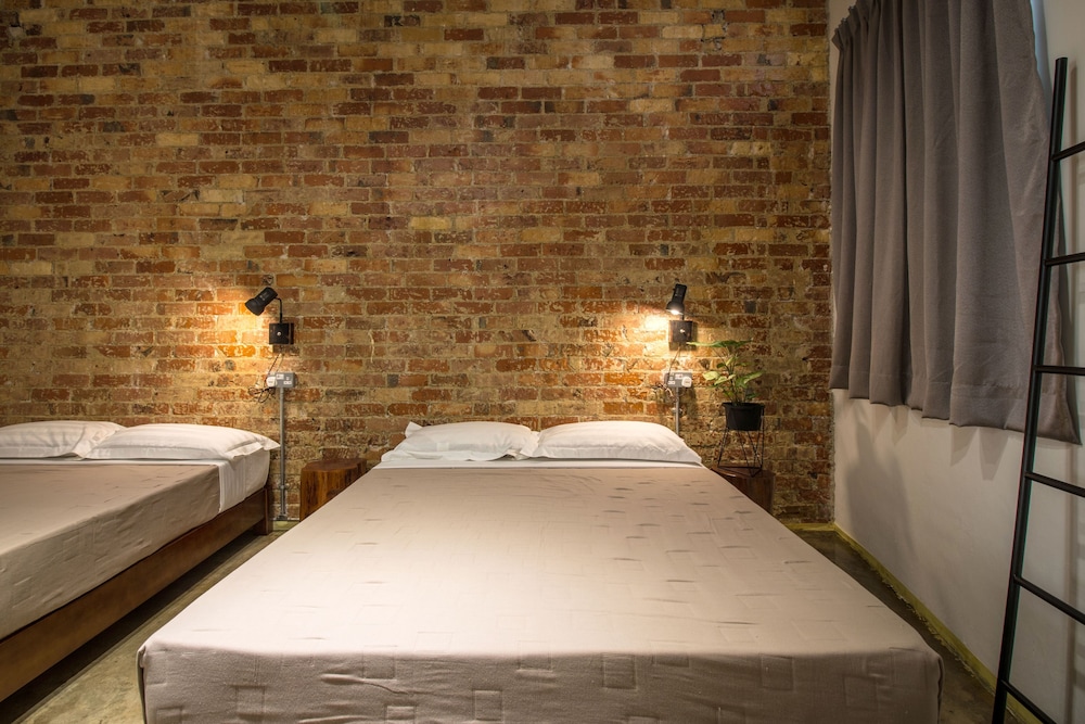 The Brownstone Hostel & Space 16/50