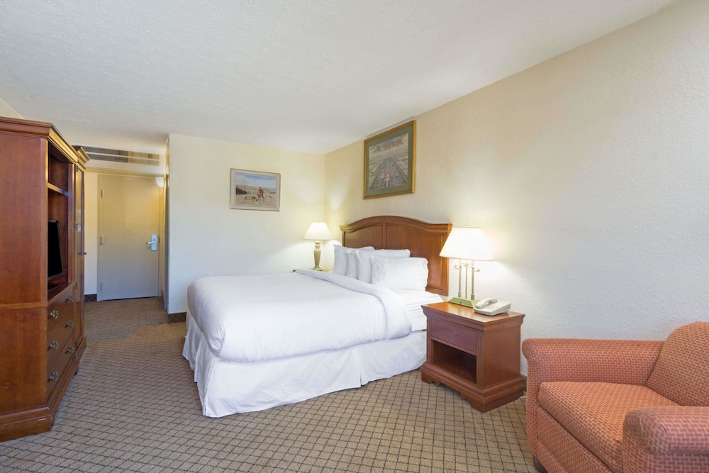 Days Inn by Wyndham Columbus Airport 15/37