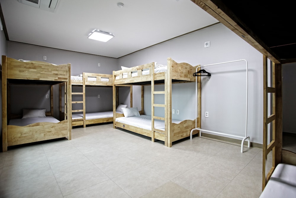 1% Hostel 44/59
