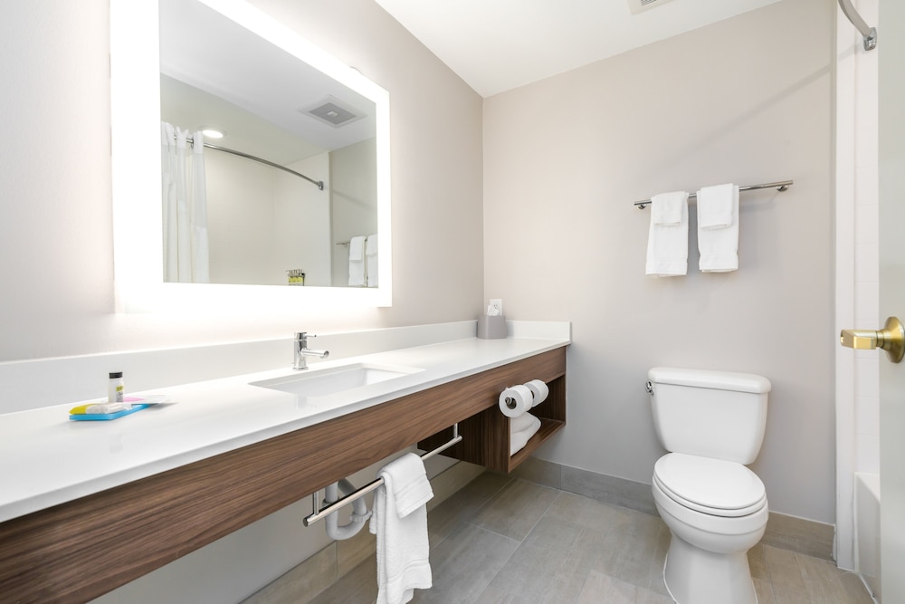 Holiday Inn Express Suites Lagrange 12/38