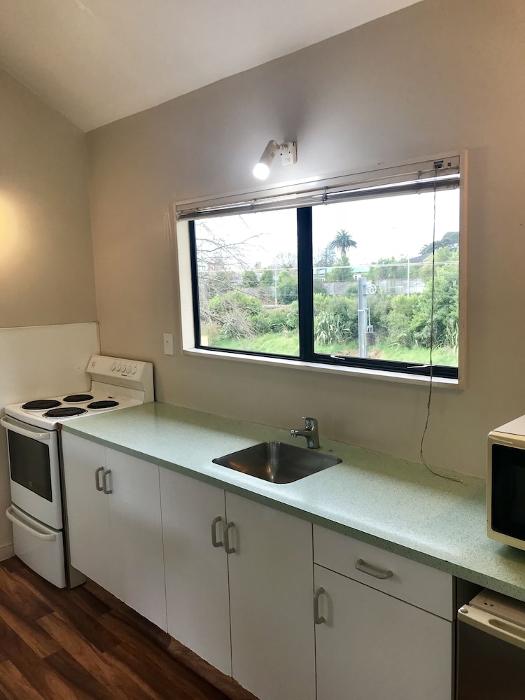 RAYLAND EPSOM MOTEL 15/36