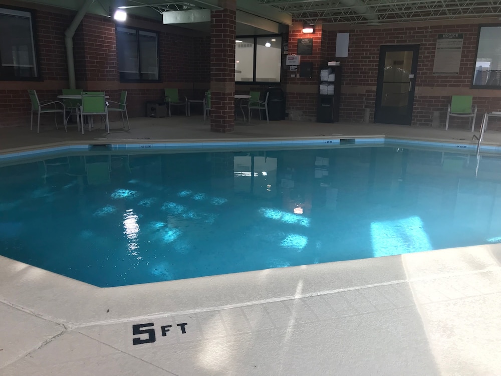 Holiday Inn Express Naperville 5/69