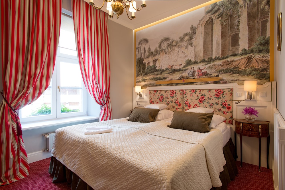 ROOM, DOUBLE BED