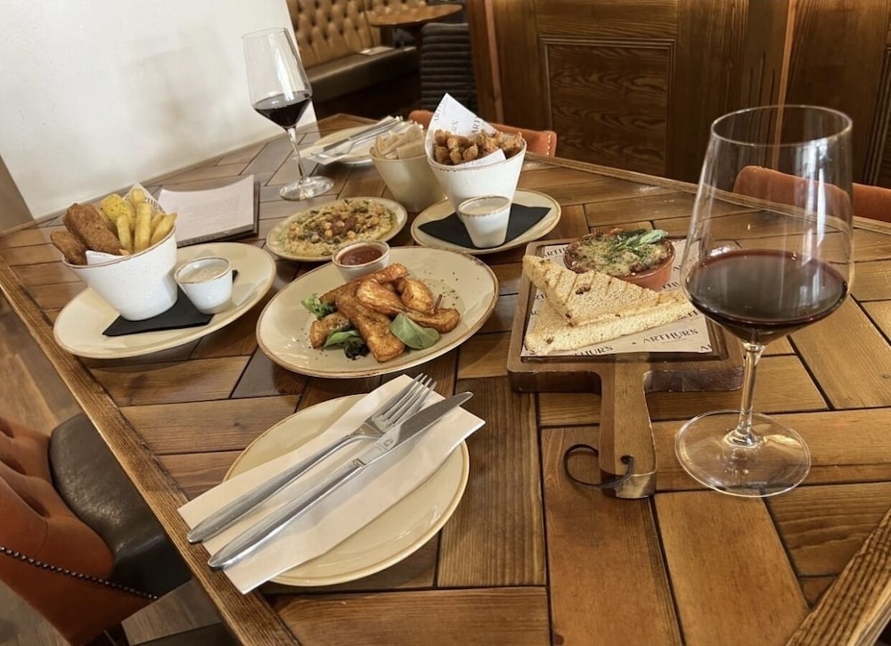Peaky Blinders Accommodation & Bar 48/50