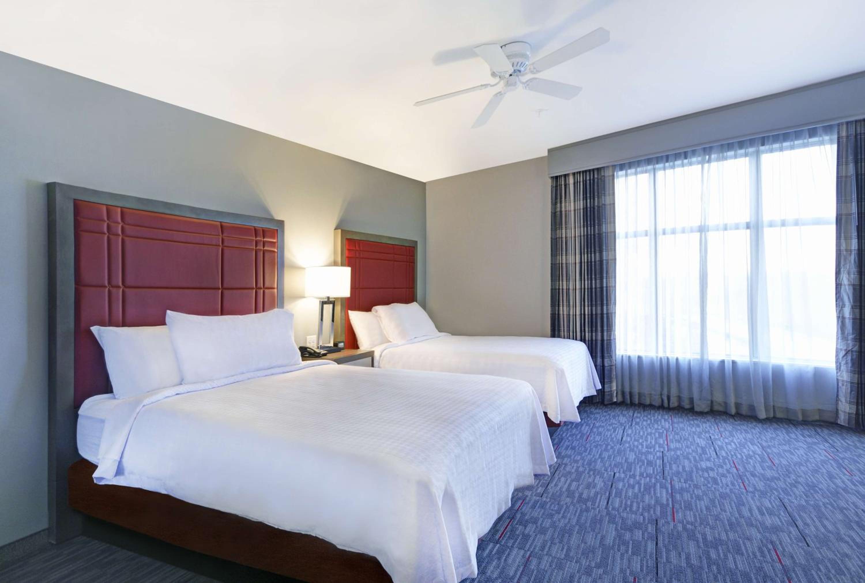 جناح بسريرين كوين بغرفة نوم واحدة مع أريكة، Homewood Suites by Hilton Athens Downtown University Area 2/5
