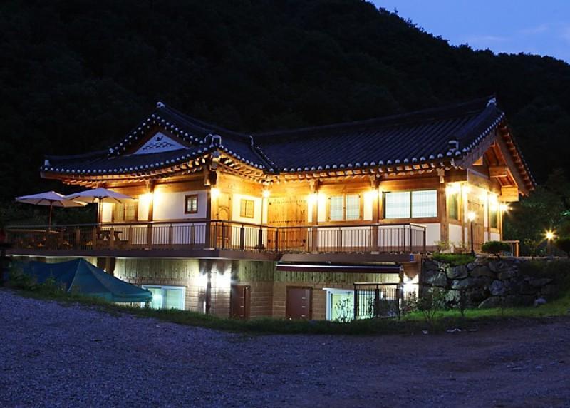 Hongcheon Giwajip Punggyeong Pension 2/7