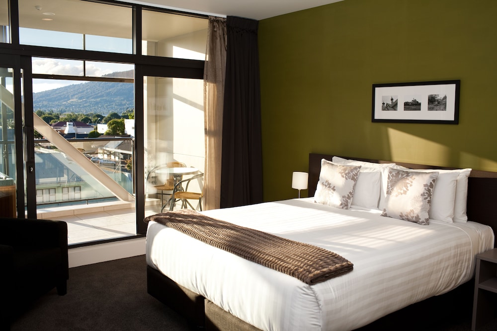 EXECUTIVE, STUDIO, KING BED, HOT TUB