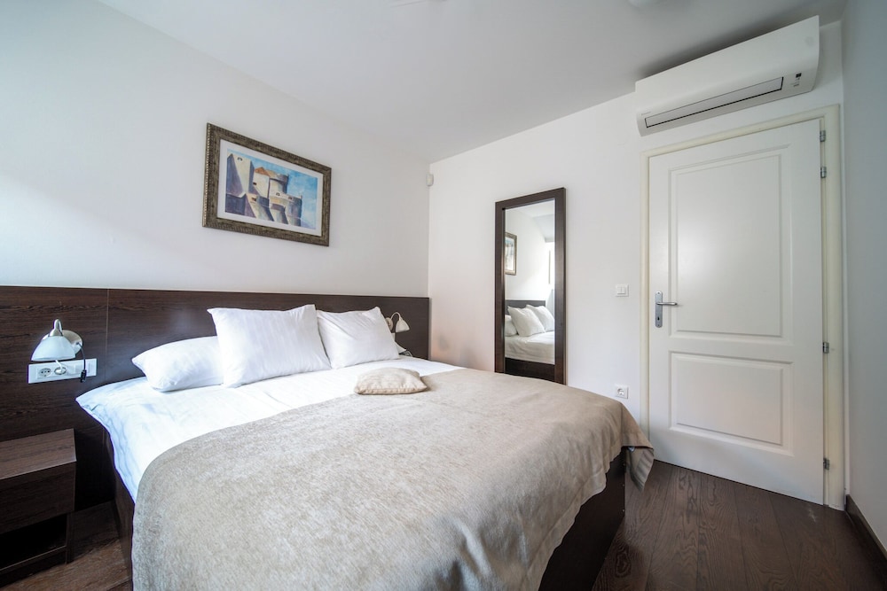 2 BEDROOMS, PENTHOUSE, KITCHEN