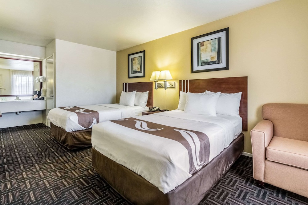 STANDARD, 2 DOUBLE BEDS