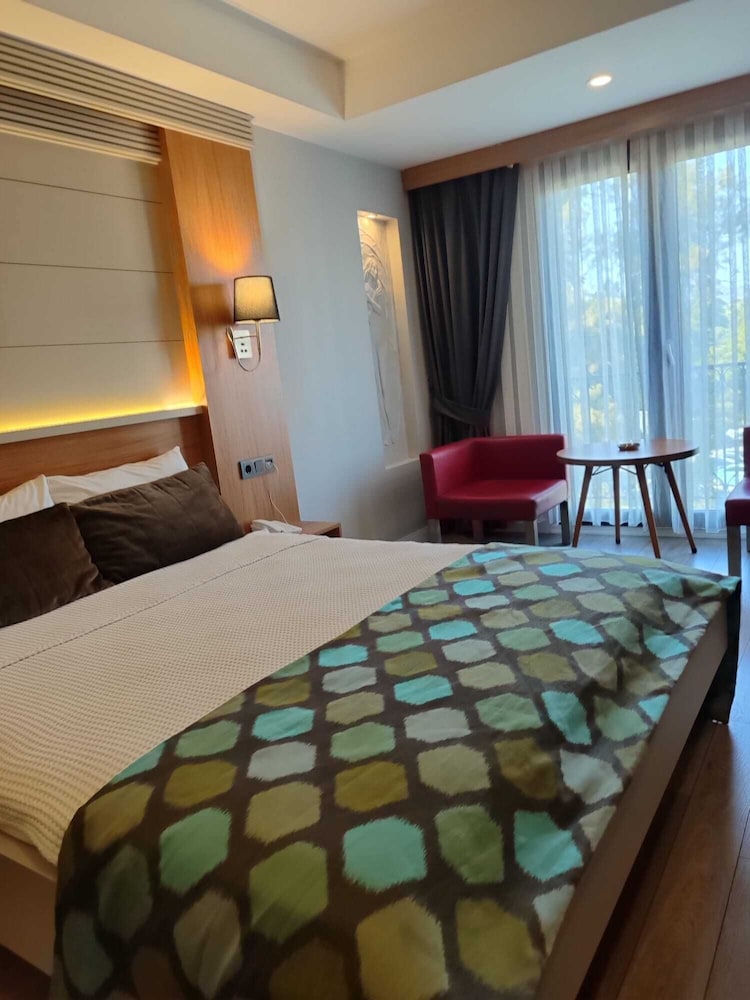 DELUXE, DOUBLE OR TWIN BED