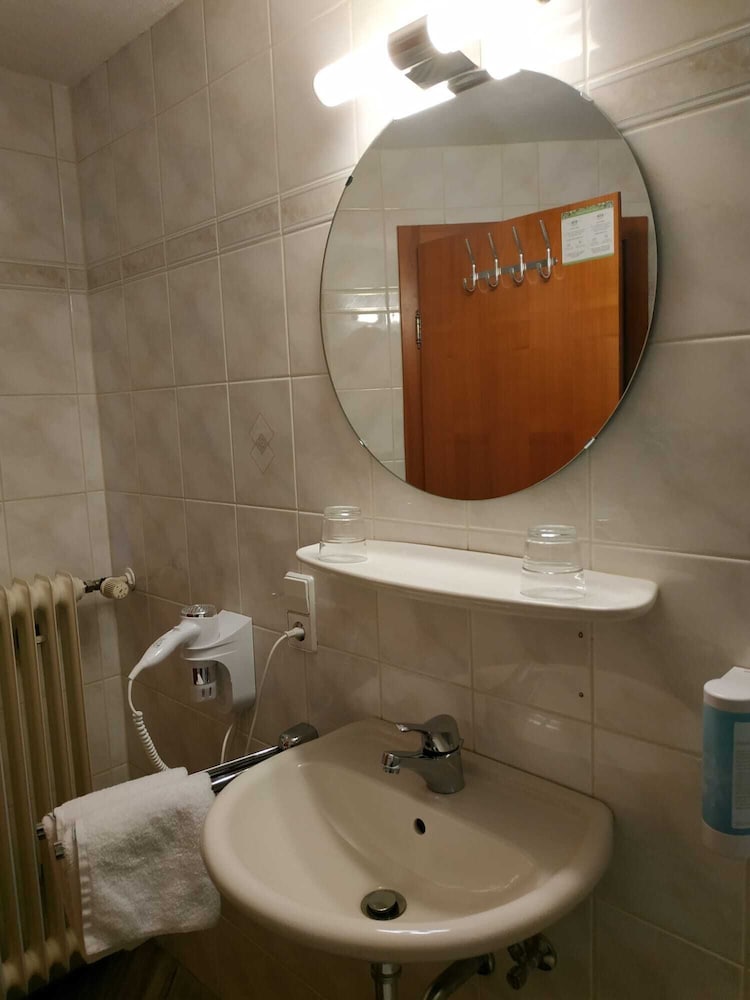 Modern, Family, Double and Twin Beds, No Balcony، Hotel Waldblick 3/3