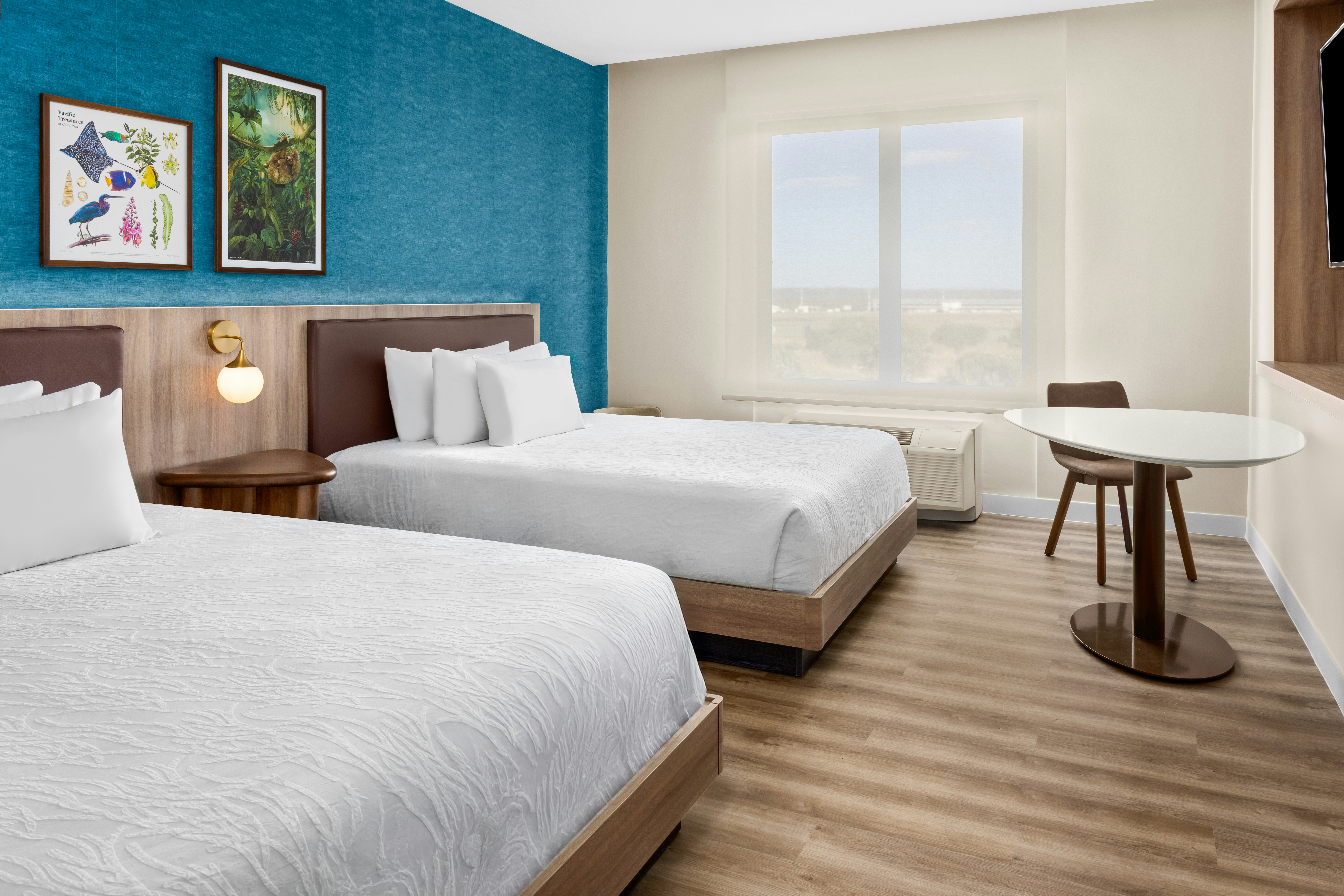 DELUXE, 2 DOUBLE BEDS